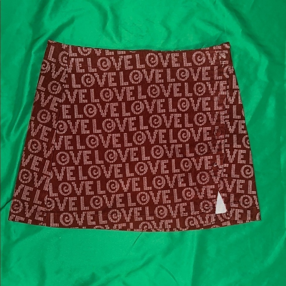 NWT Urban Outfitters Red LOVE Patterned Mini Skirt size Medium- Flaw